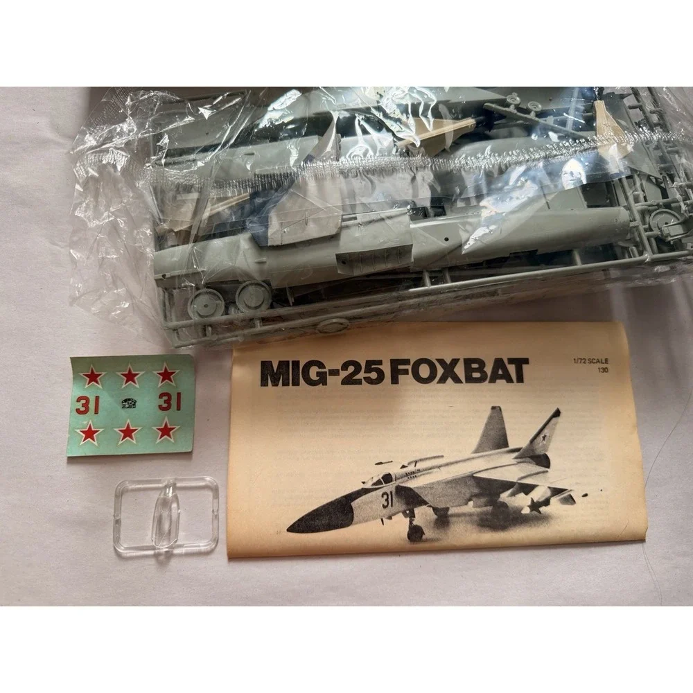 Vintage Minicraft Hasegawa 1/72 MiG-25 Foxbat-A Model Kit #130 Open Box